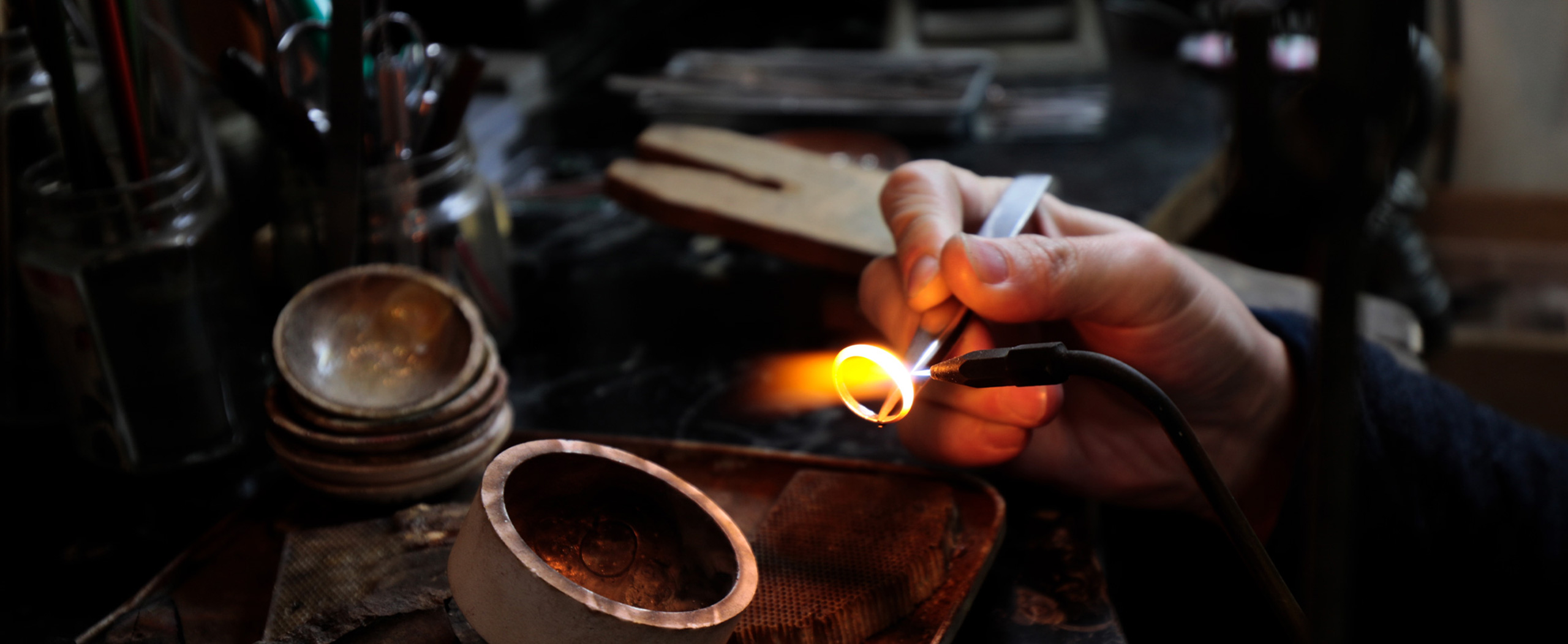 指輪のサイズ直しをしている